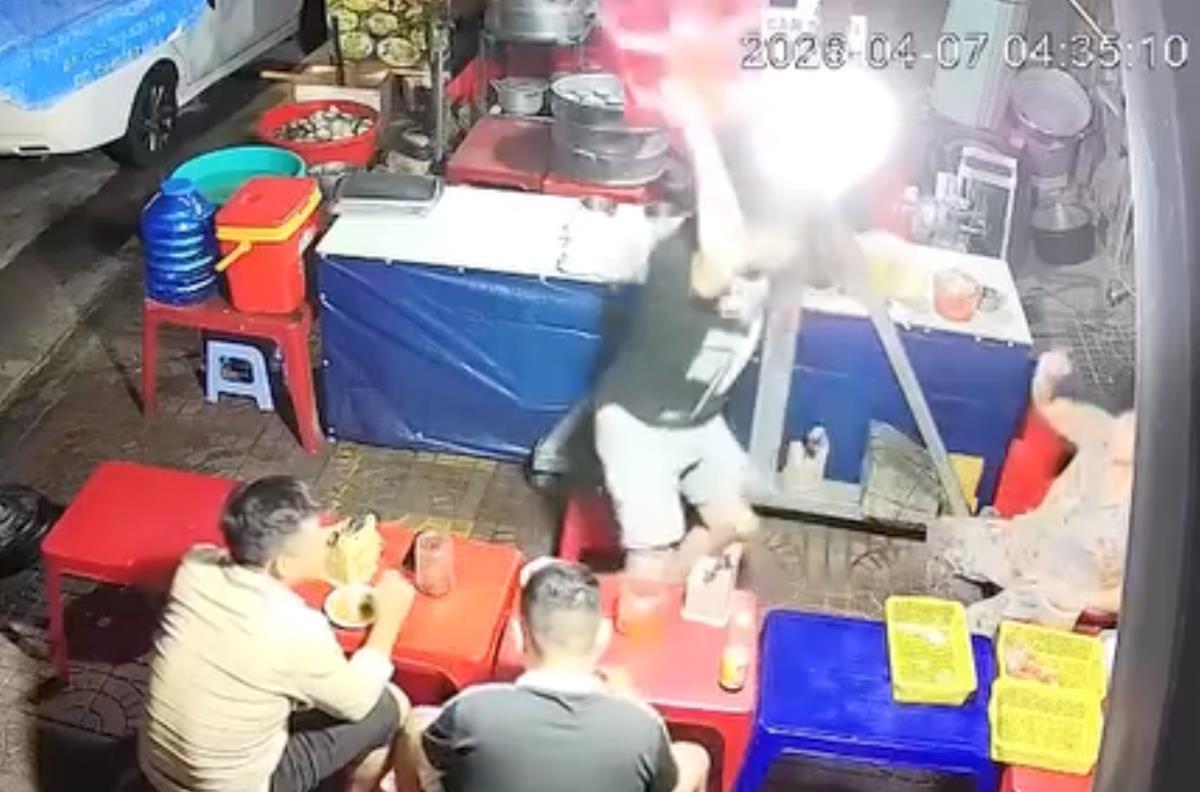 Người đàn ông dùng ghế đánh vào người phụ nữ (Hình ảnh từ clip)