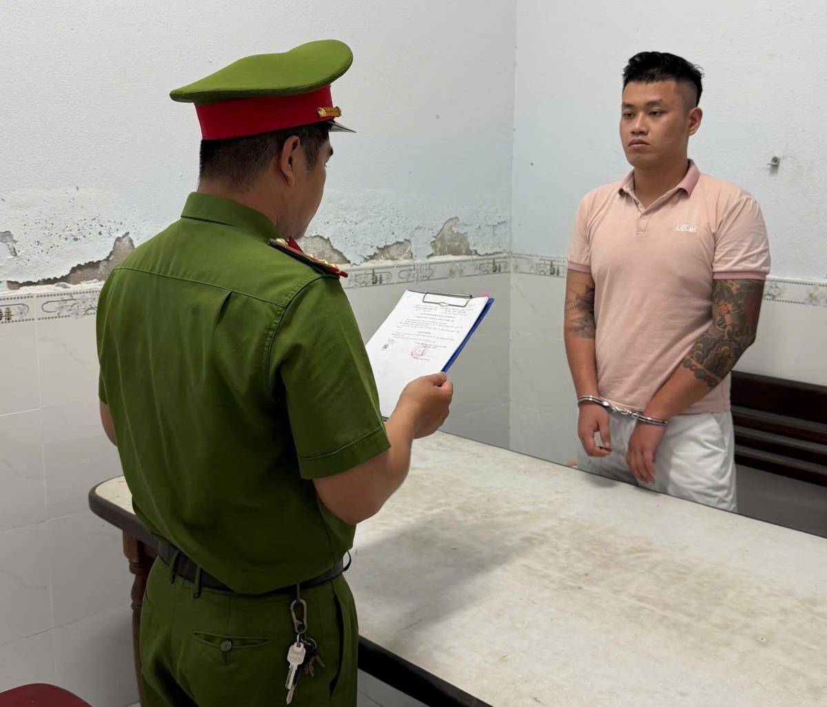 Các đối tượng Long, Hòa và Huy bị cơ quan Công an bắt giữ.