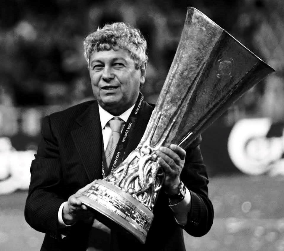 Lucescu với chiếc Cup vô địch UEFA Cup năm 2009 cùng Shakhtar Donetsk.