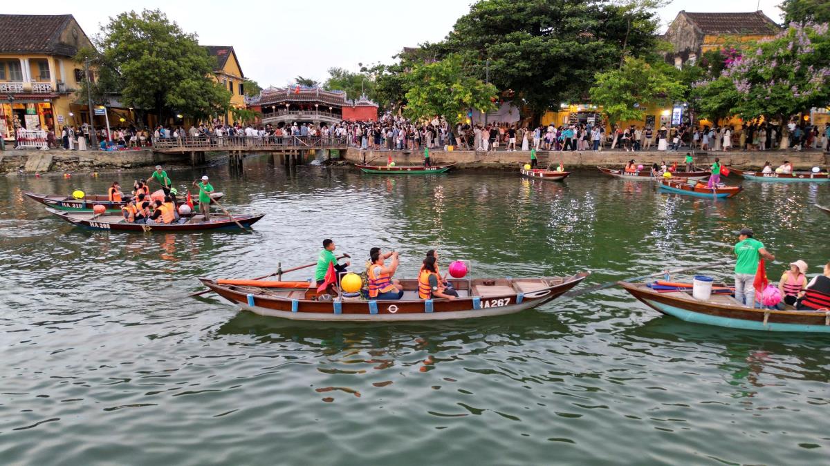 Du khách tham gia các hoạt động thể thao trên bãi biển Đà Nẵng.