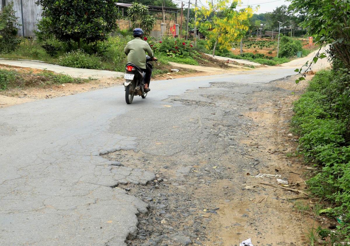 Quốc lộ 14C xuống cấp.