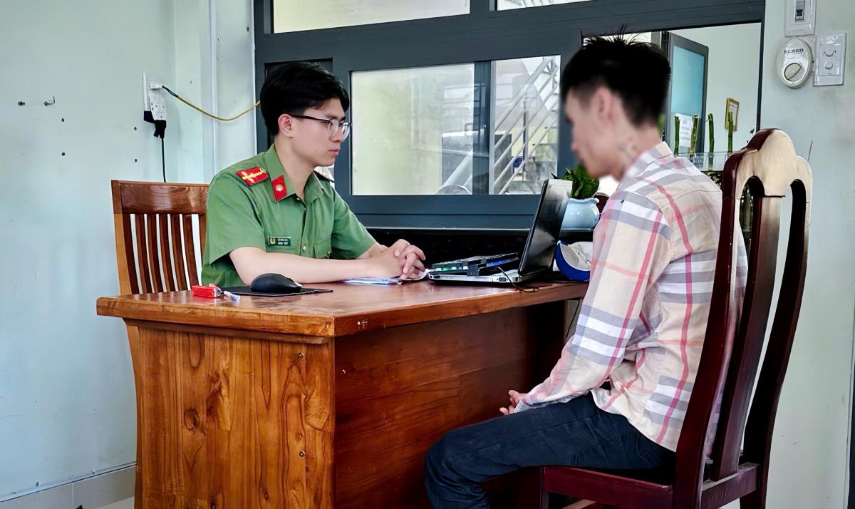 Đối tượng làm việc tại Công an phường Điện Bàn Đông. Ảnh: ĐVCC