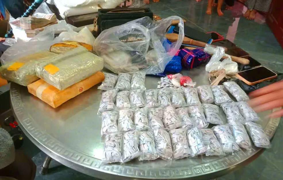 Ma túy tổng hợp và heroin thu giữ trong vụ án.
