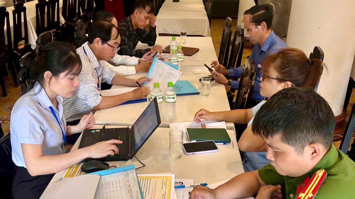 Cơ quan chức năng làm việc với các cơ sở vi phạm.