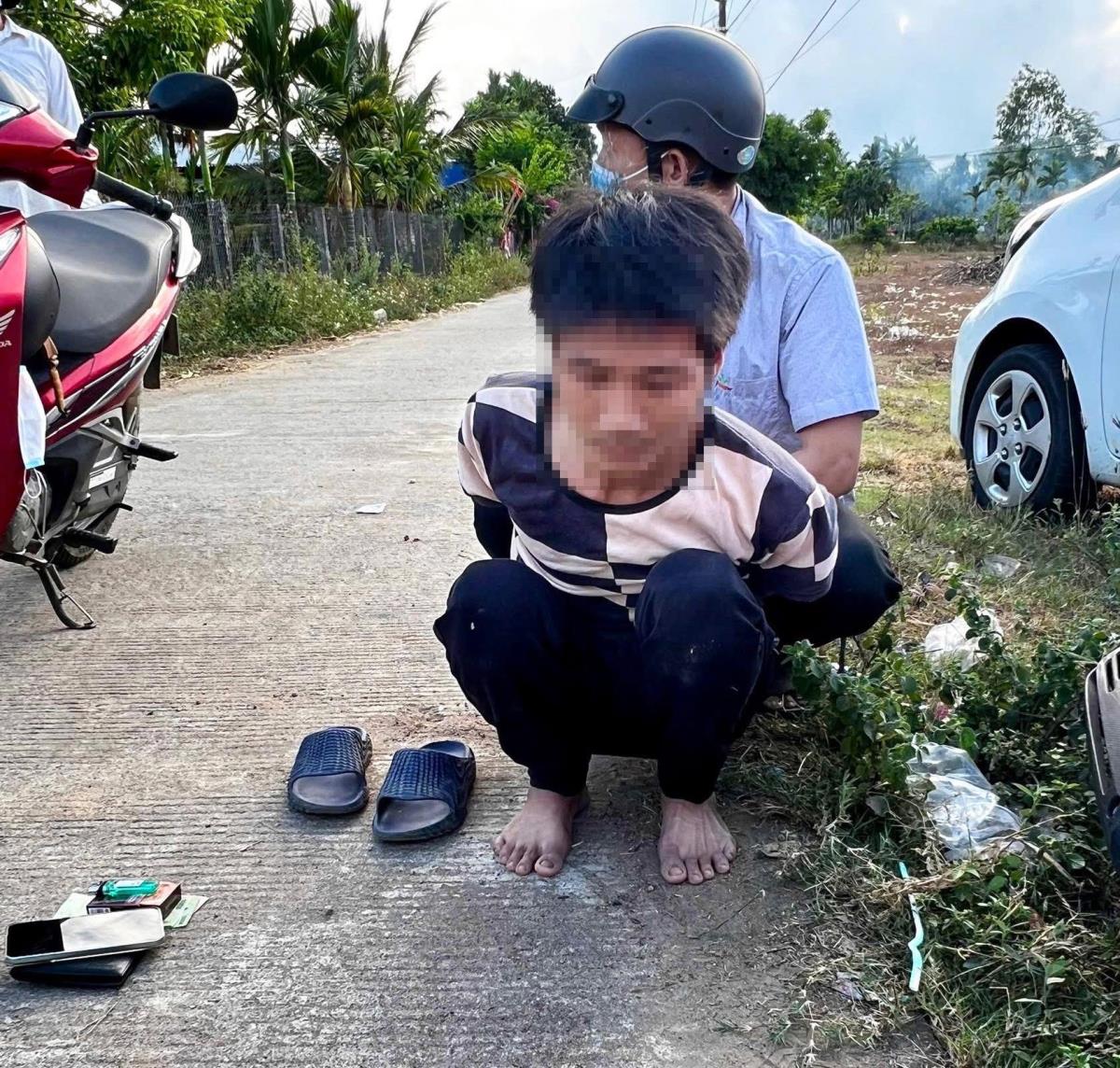 Đối tượng B.H.Q bị bắt quả tang.