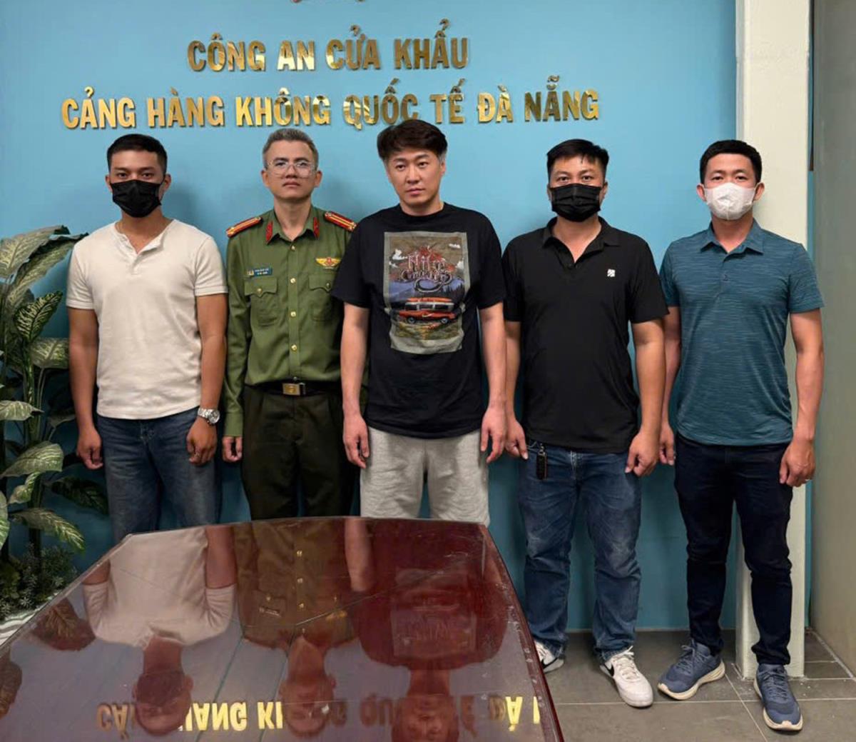 Cơ quan Công an bàn giao đối tượng Joo Young Su cho phía Hàn Quốc.