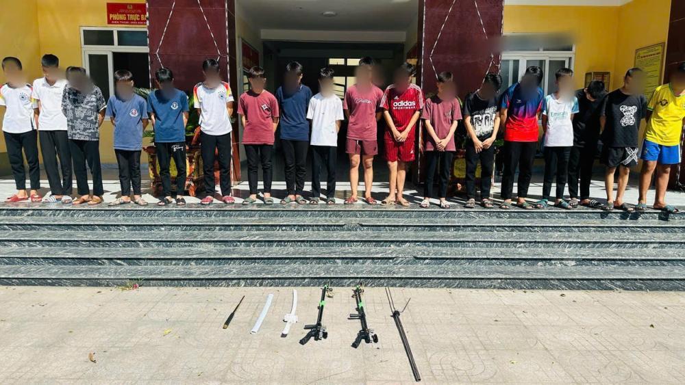 Nhóm thiếu niên liên quan đến vụ việc và số hung khí bị thu giữ.