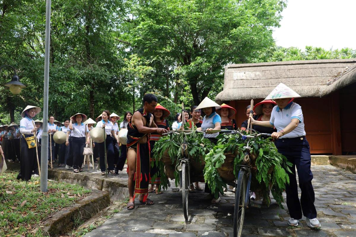Hỗ trợ sinh kế trị giá 25 triệu đồng cho 10 hội viên phụ nữ.