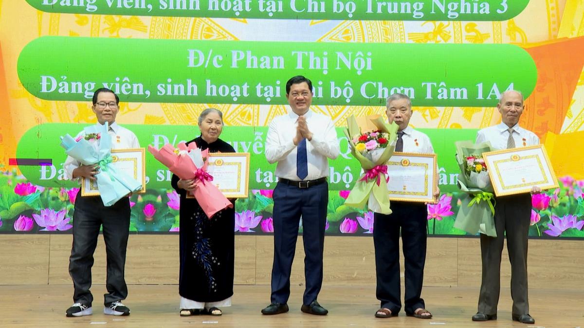 Lãnh đạo Đảng ủy phường Hòa Khánh trao Huy hiệu đảng đợt 19-5 cho các đảng viên đủ tiêu chuẩn.