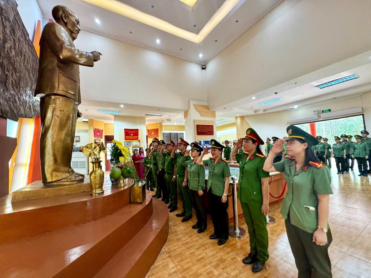 Đoàn viên thanh niên, hội viên phụ nữ Công an TP Đà Nẵng sinh hoạt chính trị với chủ đề “Nhớ về Bác - Lòng ta trong sáng hơn”