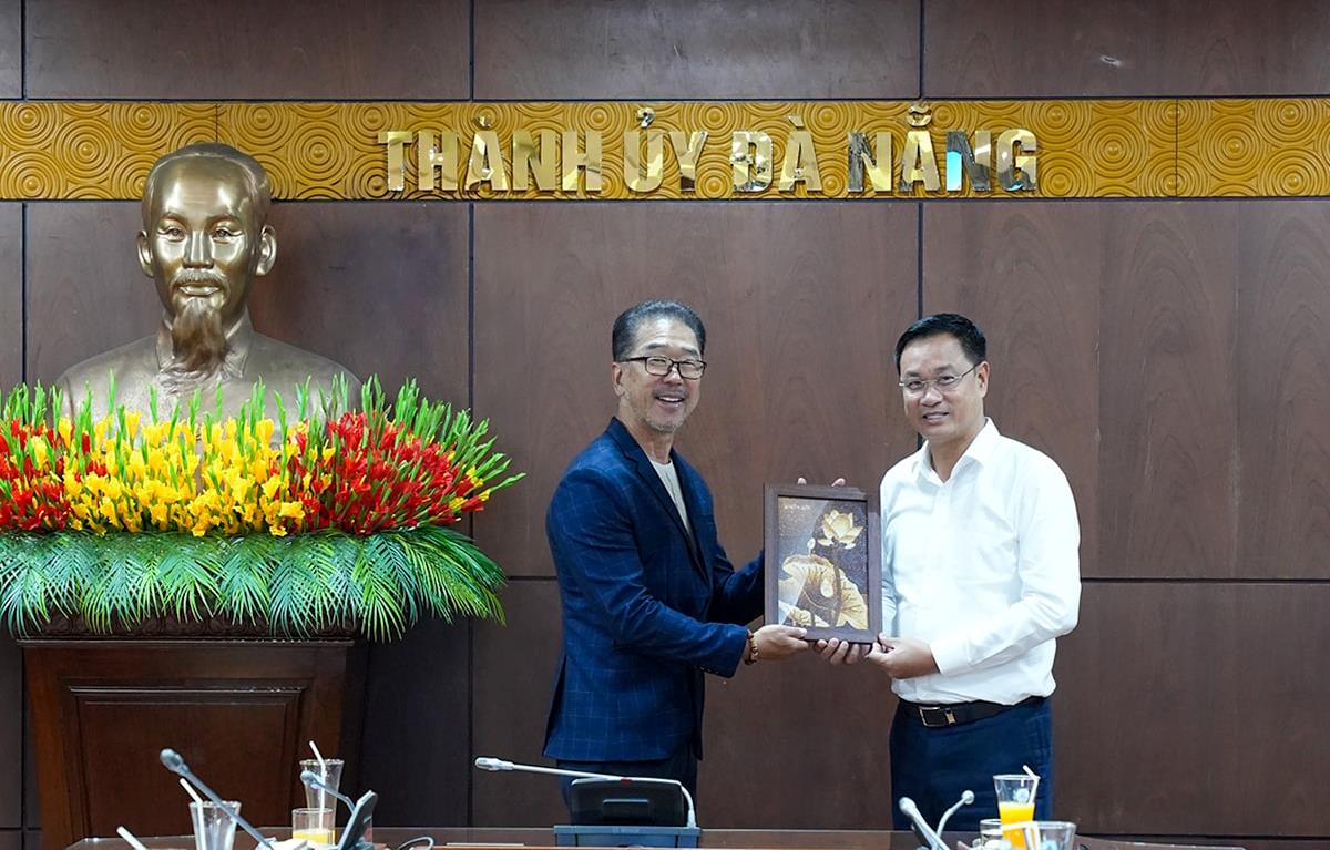 Các đại biểu chụp hình lưu niệm tại buổi làm việc.