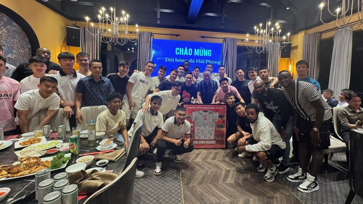 Thủ môn Đình Triệu đăng ảnh tiệc chia tay HLV Chu Đình Nghiêm.