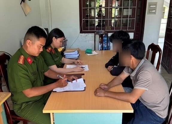 Công an xã Nông Sơn làm việc với D. và phụ huynh.