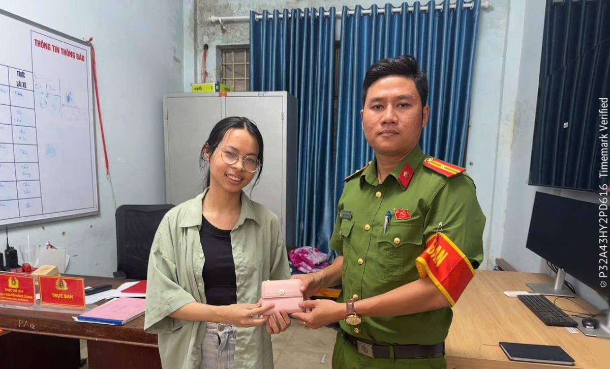 Thiếu úy Lộc trao trả tài sản cho ông Duyên.