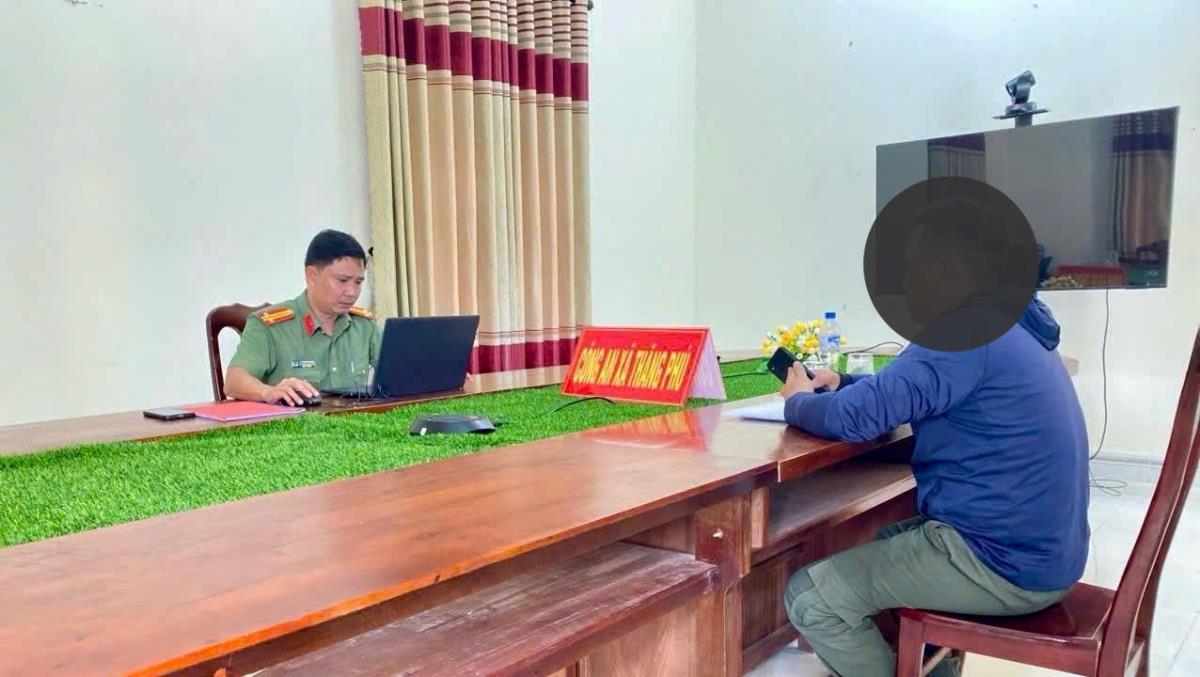 Công an xã Thăng Phú làm việc với cá nhân có liên quan.