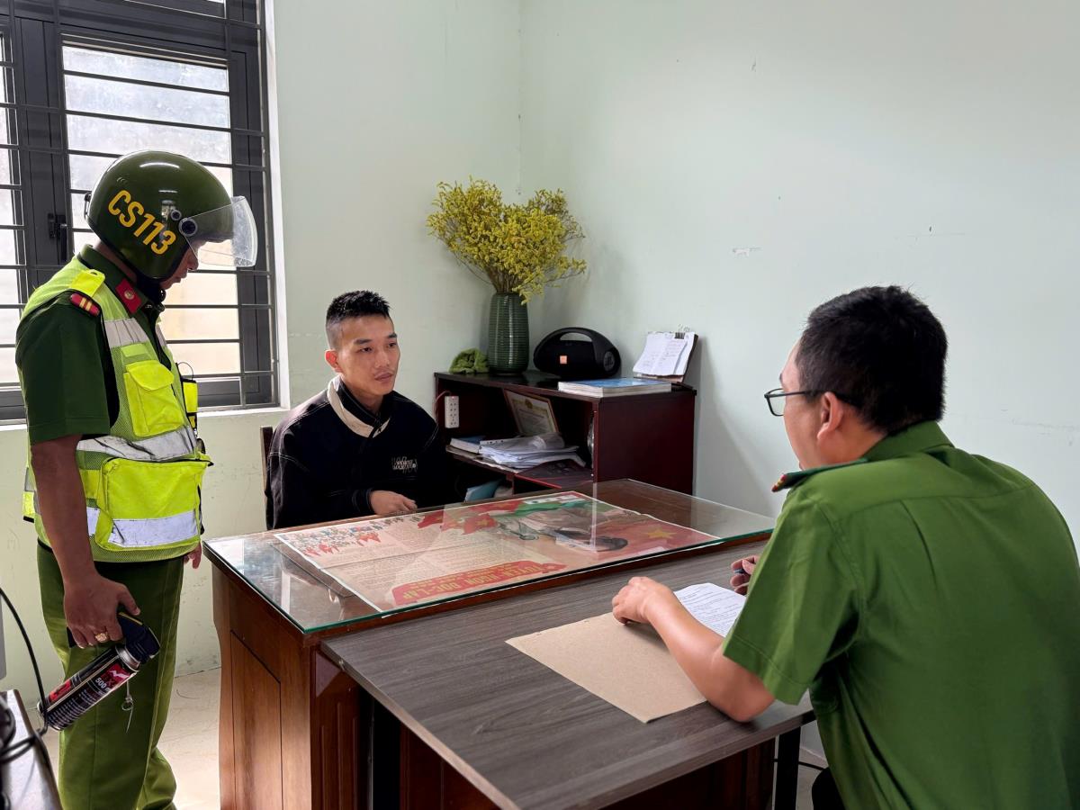 Đối tượng Thảo nạy cửa cuốn một cửa hàng tạp hóa rồi chui vào trộm tài sản (ảnh cắt từ clip).