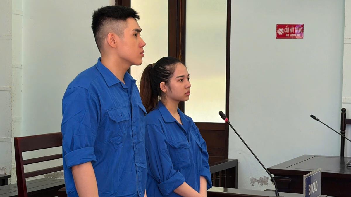 Hai bị cáo Trần Hữu Trí và Ngô Thị Thúy Phượng tại phiên tòa.