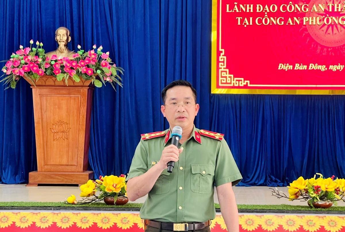 Trưởng Công an phường Điện Bàn Đông báo cáo kết quả các mặt công tác.