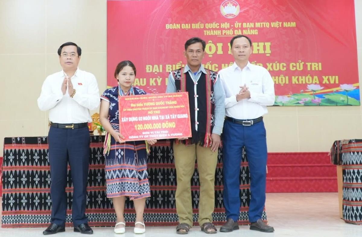 Đoàn trao kinh phí hỗ trợ xây dựng nhà Đại đoàn kết cho các địa phương.
