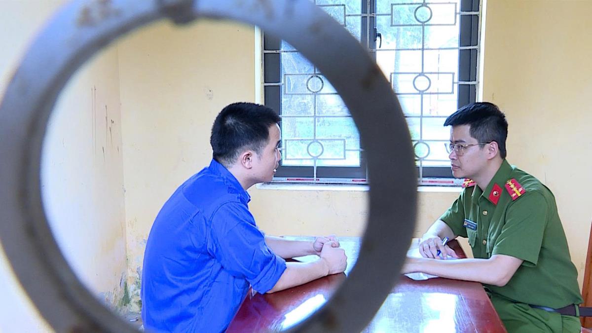 ...và các đối tượng, vật chứng tại Cơ quan Công an.