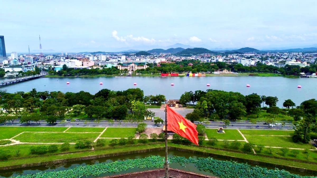Các cây cầu lớn bắc qua sông hương được trang hoàng các lá cờ Phật giáo và cờ Tổ quốc.