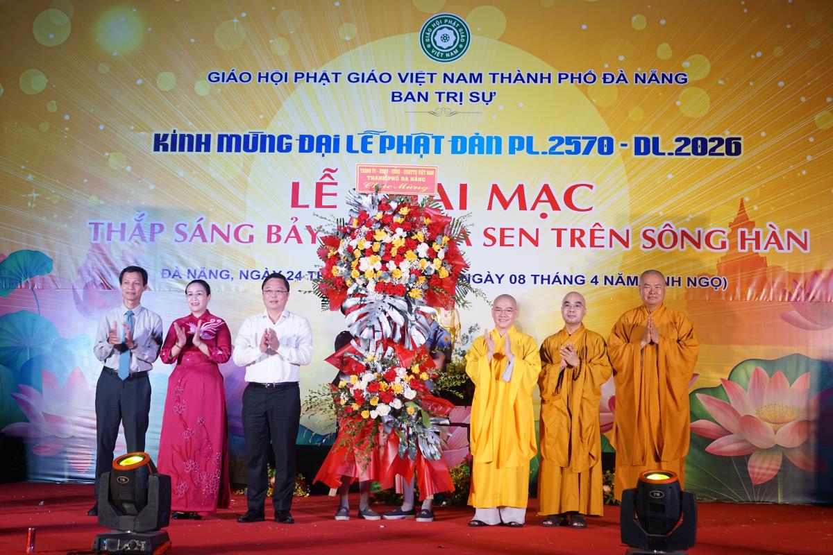 Đà Nẵng thắp sáng bảy đóa sen trên sông Hàn mùa Phật đản 2026