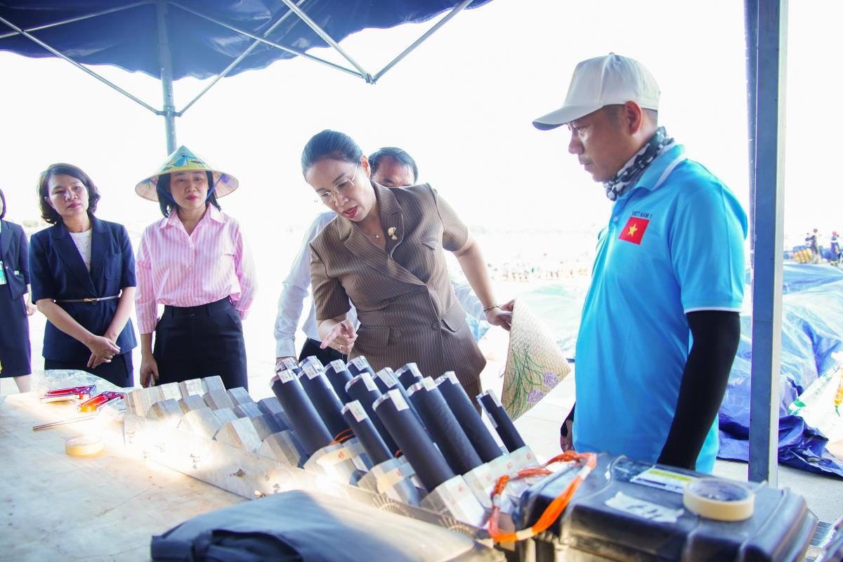 Phó Chủ tịch UBND TP Đà Nẵng Nguyễn Thị Anh Thi kiểm tra công tác chuẩn bị đêm khai mạc DIFF 2026 tại khu vực lắp đặt pháo hoa và chụp ảnh lưu niệm cùng đội Đà Nẵng - Việt Nam.