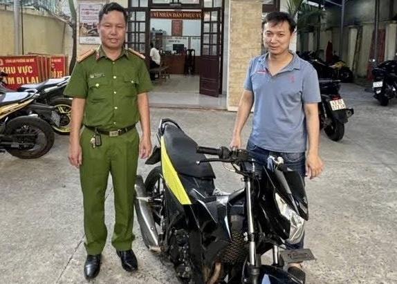 Công an phường An Khê bàn giao xe máy cho các đơn vị liên quan.