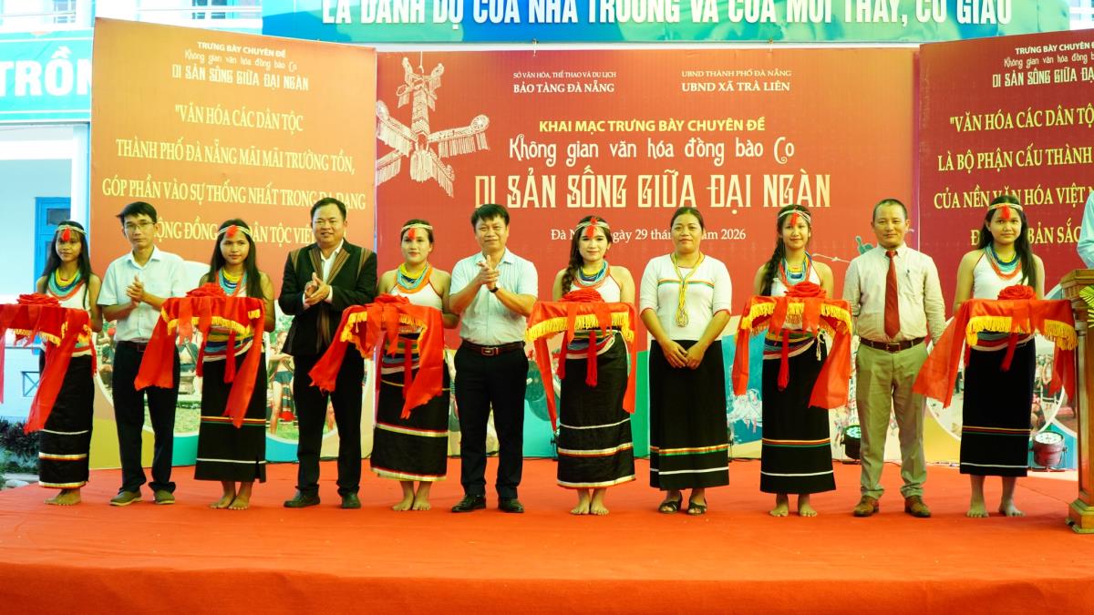Đồng bào Co ở xã Trà Liên với trang phục truyền thống bên thác nước hùng vĩ.