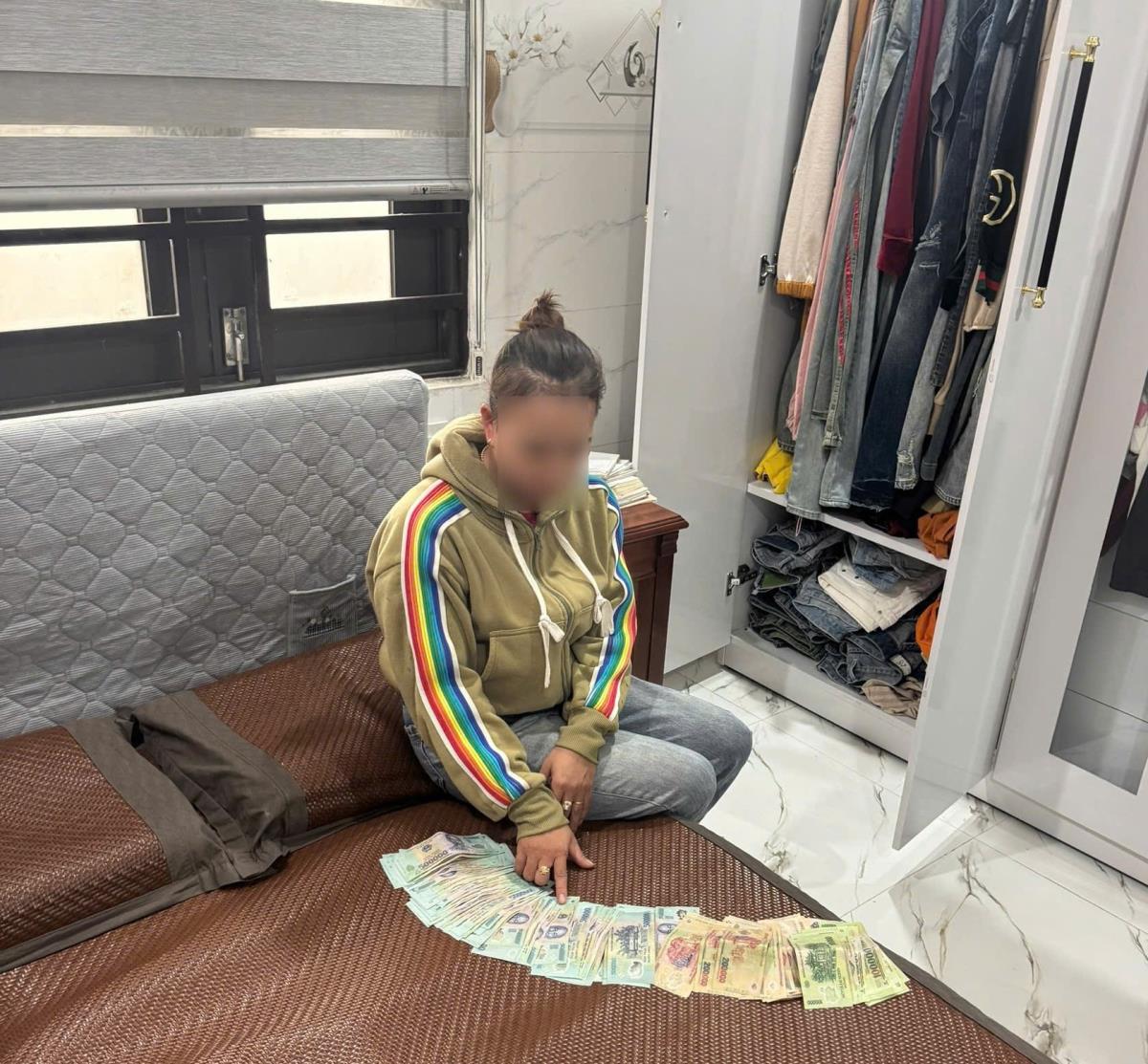 Lương Chí Thắng cùng tang vật.