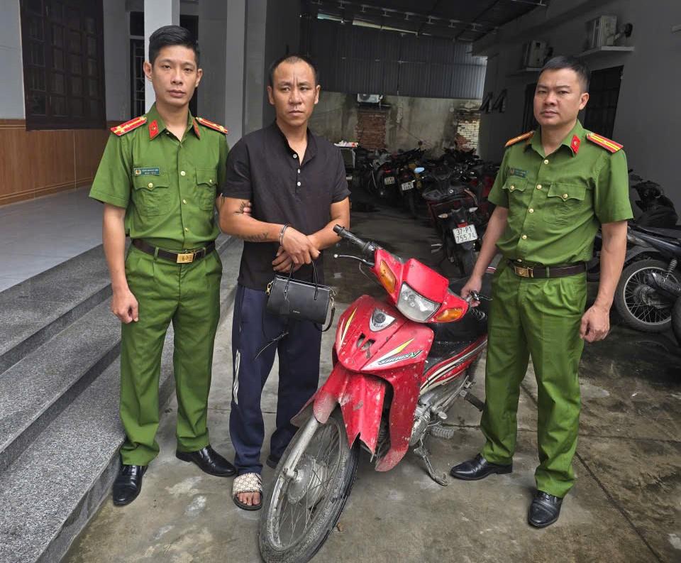 Đối tượng Dũng bị bắt cùng tang vật.