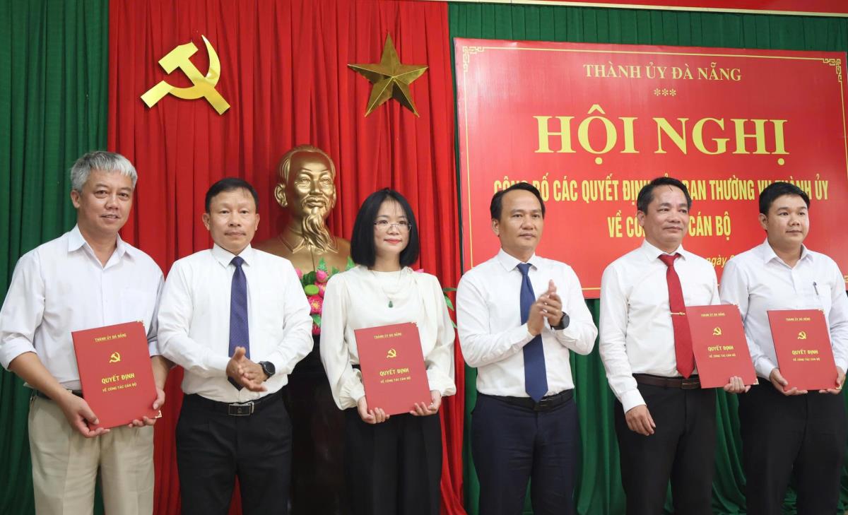 Phó Bí thư Thường trực Thành ủy Nguyễn Đình Vĩnh thăm hỏi già làng Lê Văn Nút.