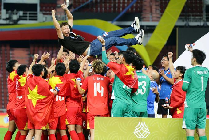 HLV Kim Sang - sik và các học trò tuyển U.22 Việt Nam giành ngôi vô địch đầy ấn tượng trên đất Thái Lan.