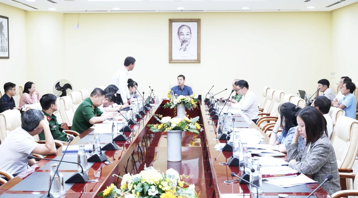 Lãnh đạo TP Đà Nẵng trao giấy chứng nhận đầu tư cho các nhà đầu tư trong và ngoài nước triển khai các dự án đầu tư vào TP trong năm 2026.