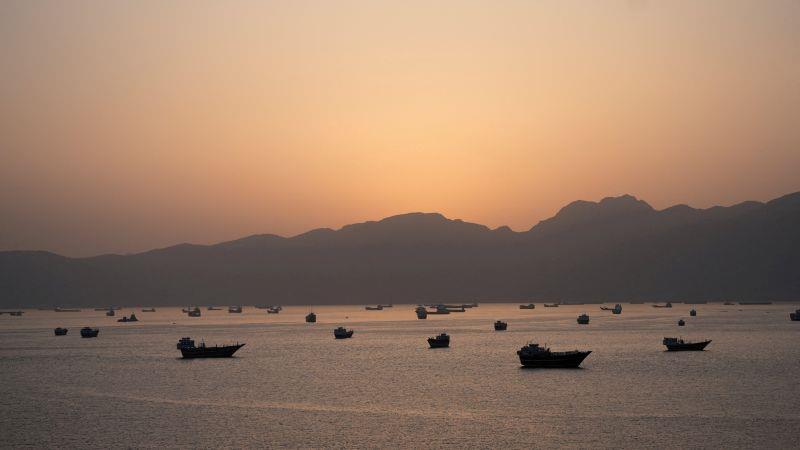 Tàu thuyền di chuyển trên Eo biển Hormuz ngày 1-5. Ảnh: Reuters