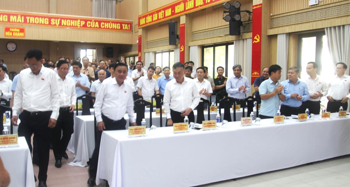 Cử tri phát biểu ý kiến tại buổi tiếp xúc.