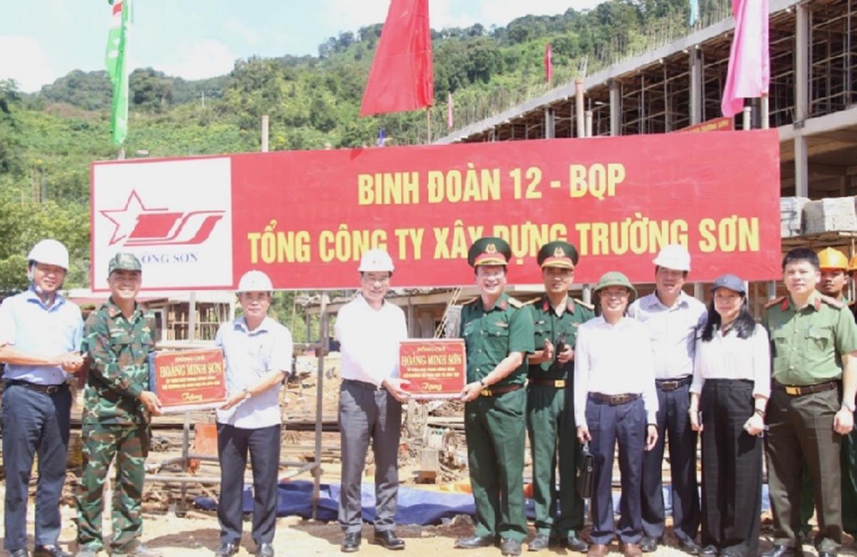 Bộ trưởng Bộ Giáo dục và Đào tạo Hoàng Minh Sơn tặng quà động viên nhà thầu thi công.