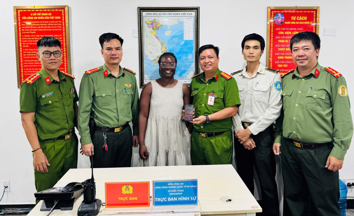 Đồn Công an CHKQT Đà Nẵng trao trả tài sản cho nữ du khách người Anh.