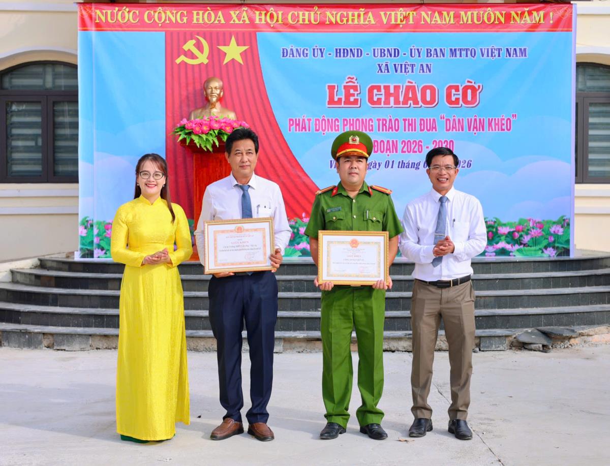 Các cá nhân Công an xã Việt An được khen thưởng.
