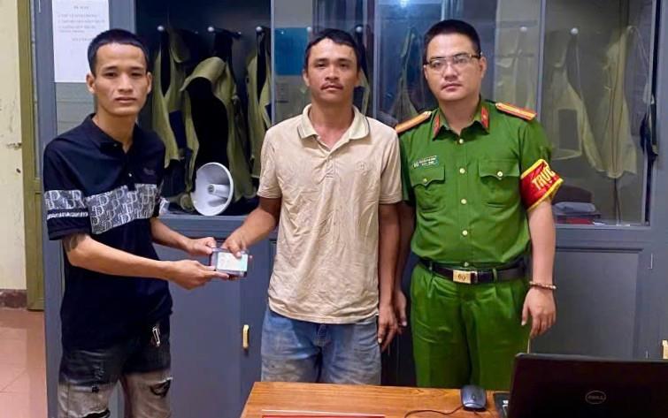 Ông Công giao nộp chiếc ví nhặt được cho Công an phường Điện Bàn.