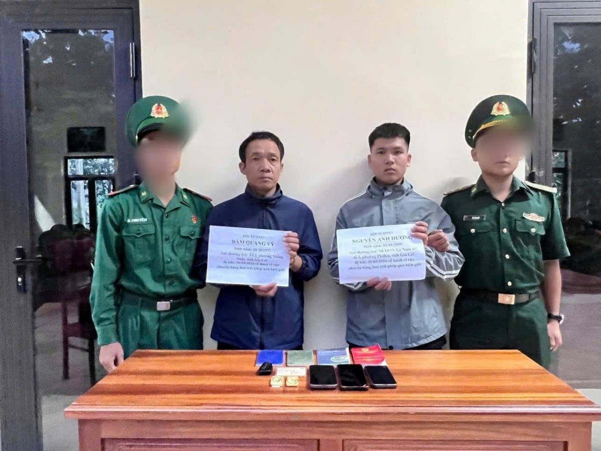 Hai đối tượng Vỹ và Dương bị BĐBP bắt giữ cùng tang vật.