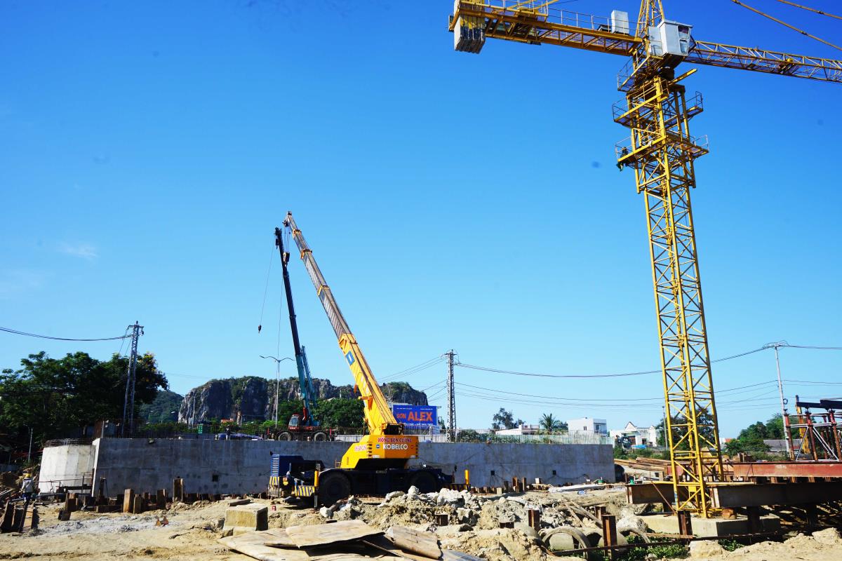 Thi công công trình cầu Biện (phường Ngũ Hành Sơn) được đầu tư từ nguồn vốn đầu tư công.