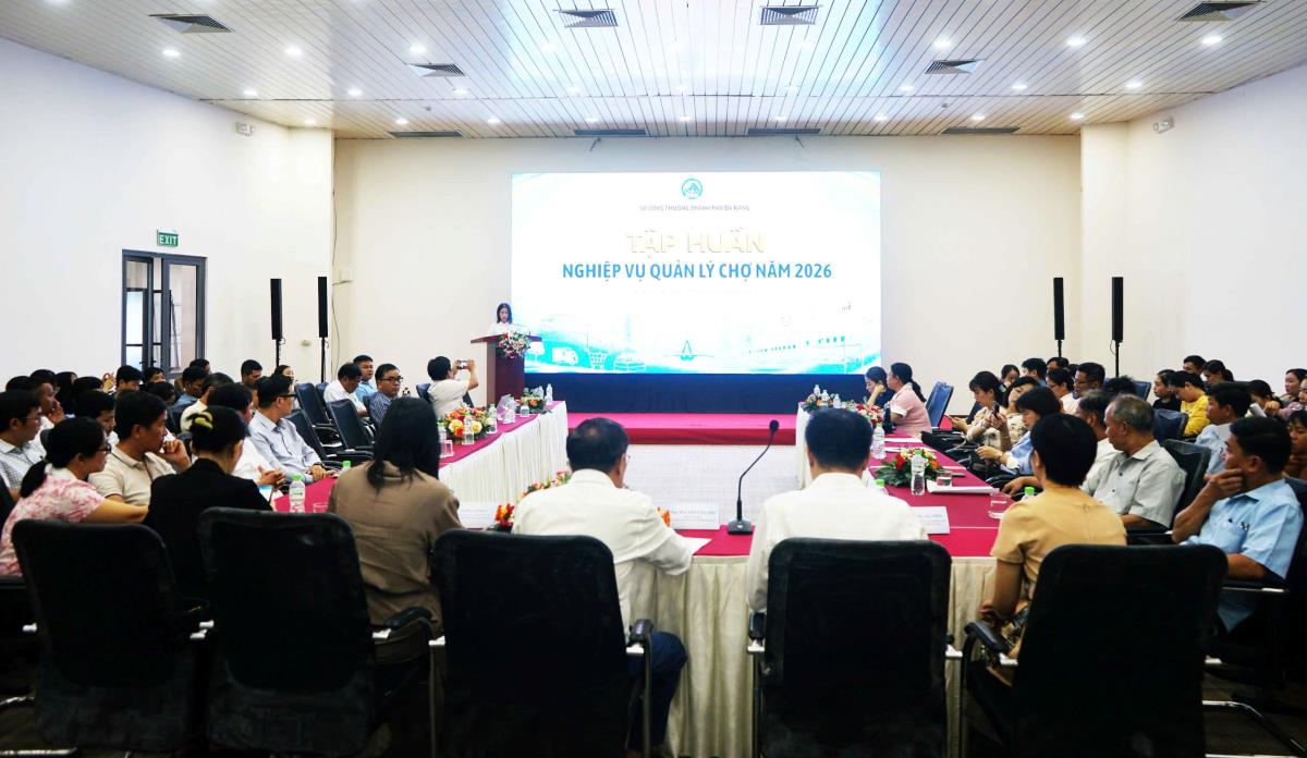 Phó Giám đốc Sở Công Thương TP Nguyễn Văn Trừ nêu ý nghĩa của việc tập huấn về nghiệp vụ quản lý chợ.
