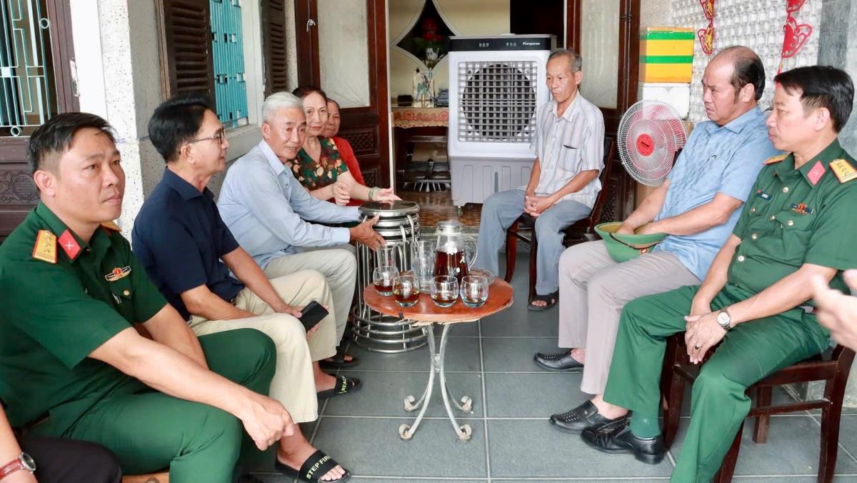 Lãnh đạo TP Huế và đoàn công tác trực tiếp làm việc với các nhân chứng và người dân.
