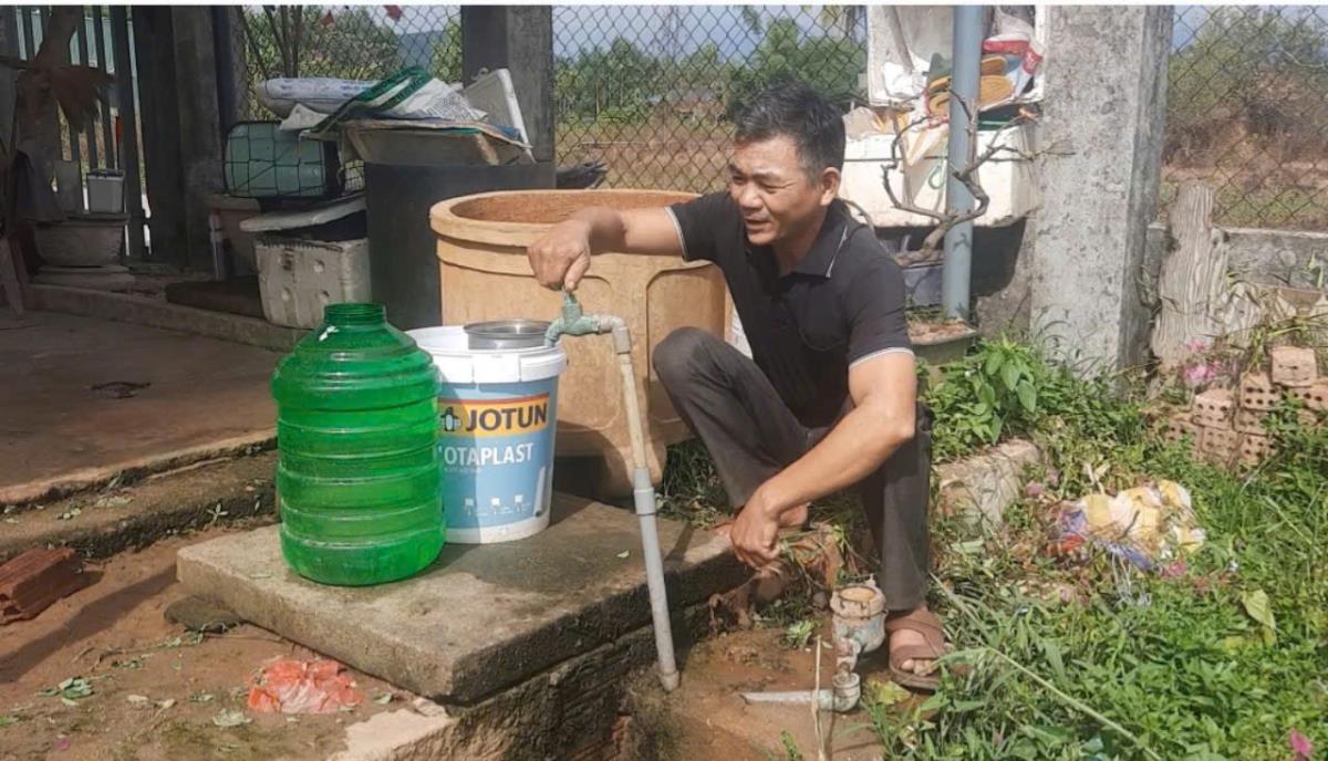 10 ngày qua, bà Ánh phải chạy xe đạp điện xuống nhà người bạn ở xóm khác chở nước về sử dụng.