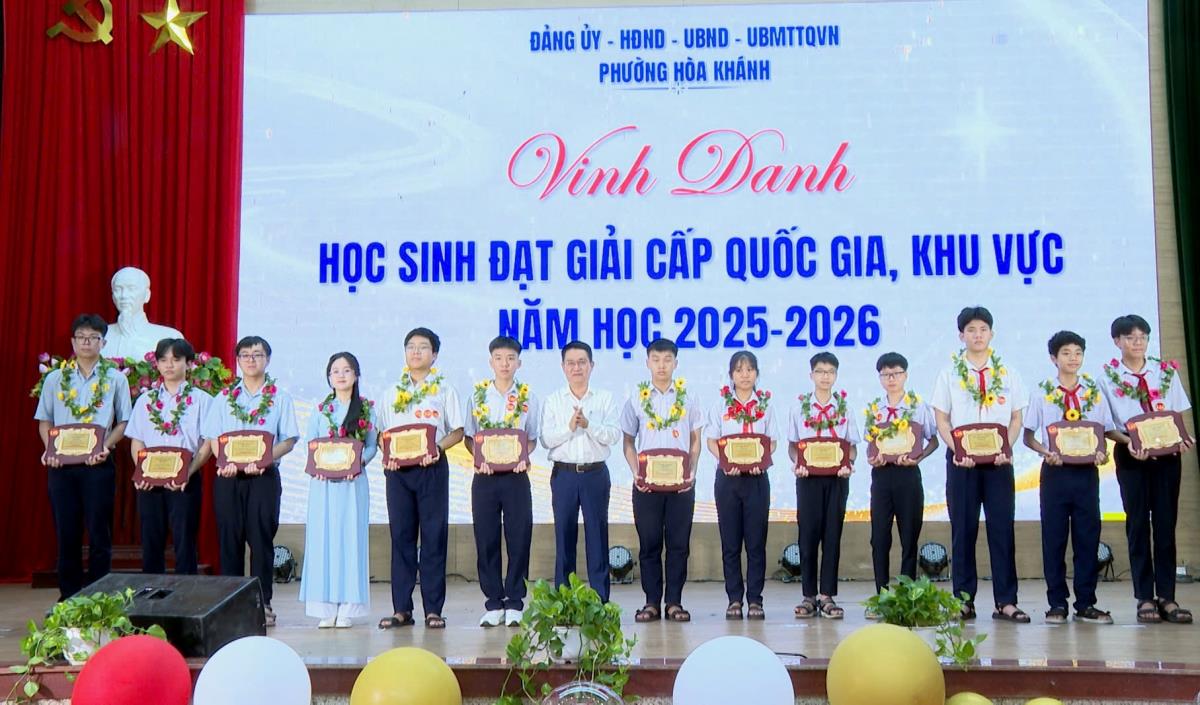Lãnh đạo phường Hòa Khánh trao khen thưởng cho học sinh giỏi cấp quốc gia và khu vực.