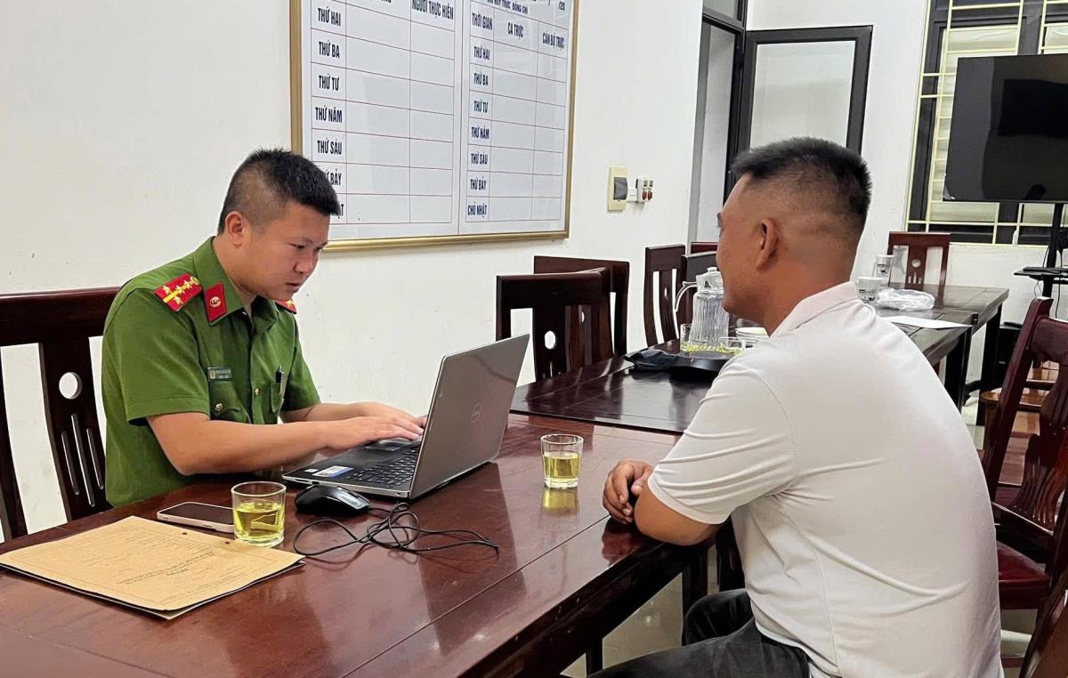 Công an xã Quỳnh Anh làm việc với ông Đại.