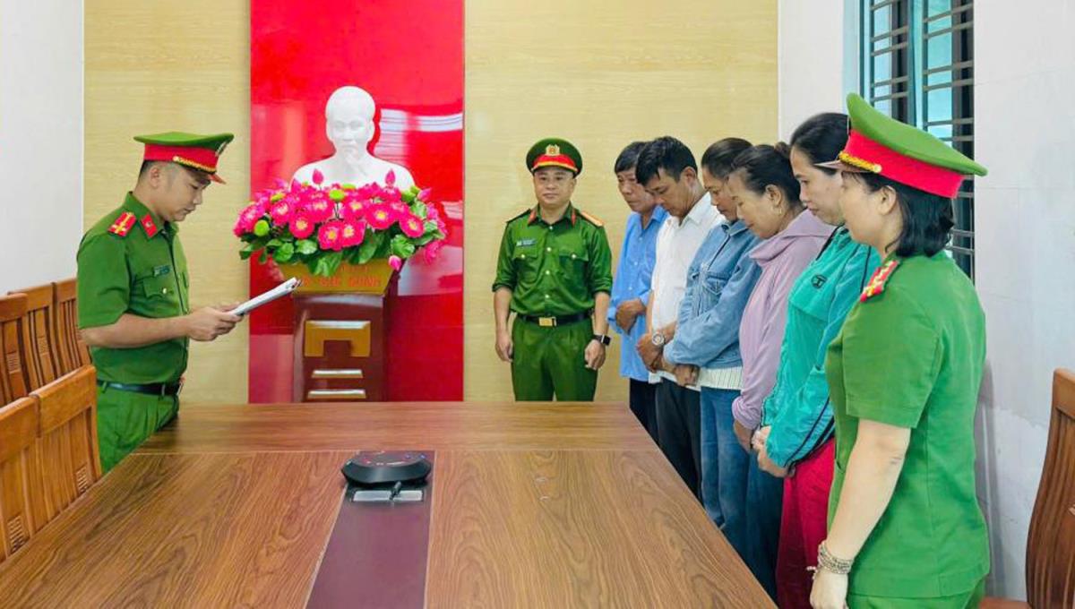 Các “con bạc” bị cơ quan Công an bắt giữ.