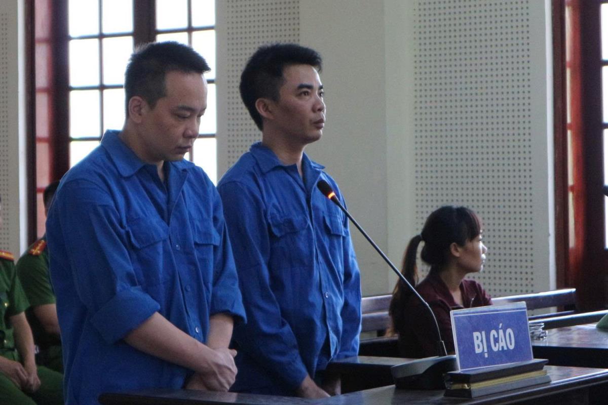 Hai bị cáo Duẫn và Toản tại tòa.