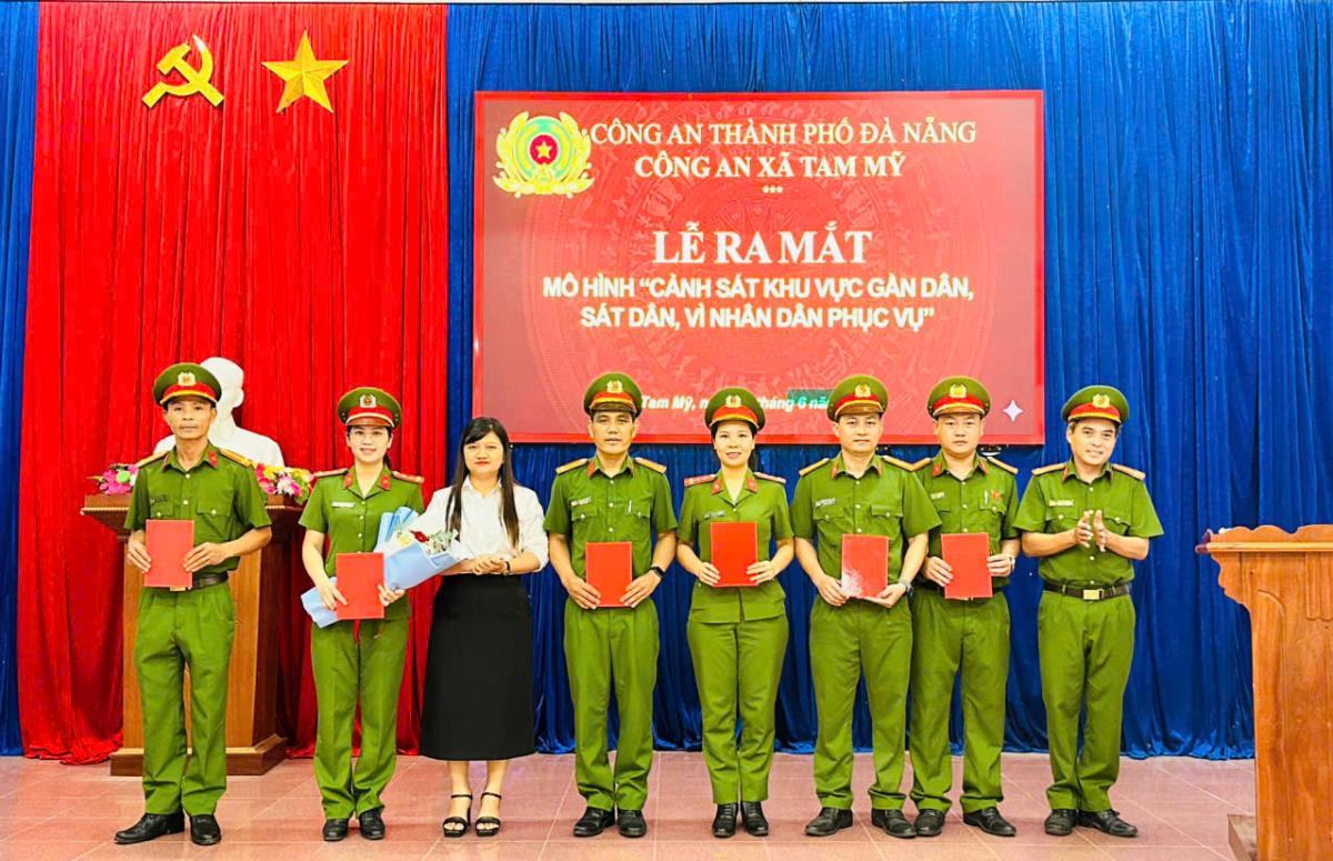 Các ngành chức năng trao quyết định ra mắt mô hình và tặng hoa chúc mừng Công an xã.